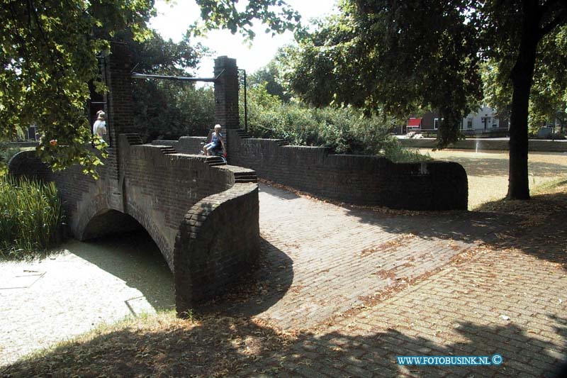 99071321.jpg - DE KOMBINATIE ZWIJNDRECHT :wijndrecht:13-07-1999:brugtje bij de meerdvoorstraat wordt zeer binnenkort gerestaureed door wooningburo gecombineerd wonen te zwijndrecht ivm 10 jarige bestaan en band met de wijk.Deze digitale foto blijft eigendom van FOTOPERSBURO BUSINK. Wij hanteren de voorwaarden van het N.V.F. en N.V.J. Gebruik van deze foto impliceert dat u bekend bent  en akkoord gaat met deze voorwaarden bij publicatie.EB/ETIENNE BUSINK