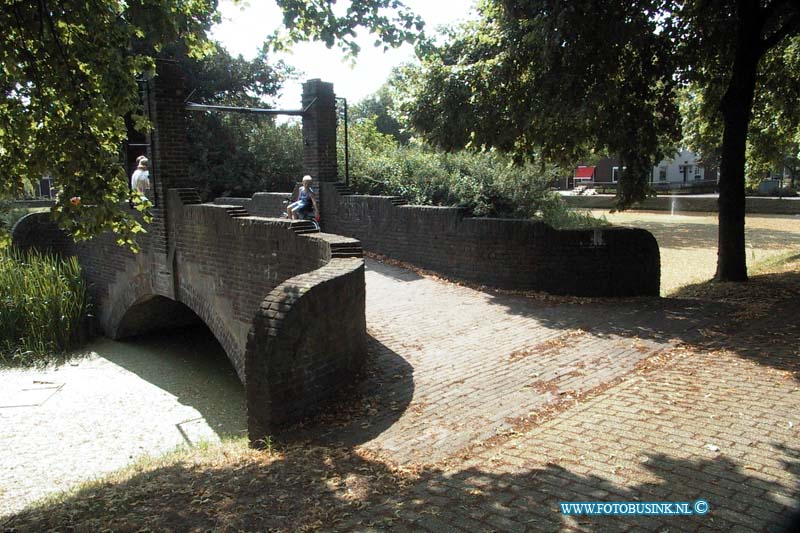 99071321.jpg - DE KOMBINATIE ZWIJNDRECHT :wijndrecht:13-07-1999:brugtje bij de meerdvoorstraat wordt zeer binnenkort gerestaureed door wooningburo gecombineerd wonen te zwijndrecht ivm 10 jarige bestaan en band met de wijk.Deze digitale foto blijft eigendom van FOTOPERSBURO BUSINK. Wij hanteren de voorwaarden van het N.V.F. en N.V.J. Gebruik van deze foto impliceert dat u bekend bent  en akkoord gaat met deze voorwaarden bij publicatie.EB/ETIENNE BUSINK