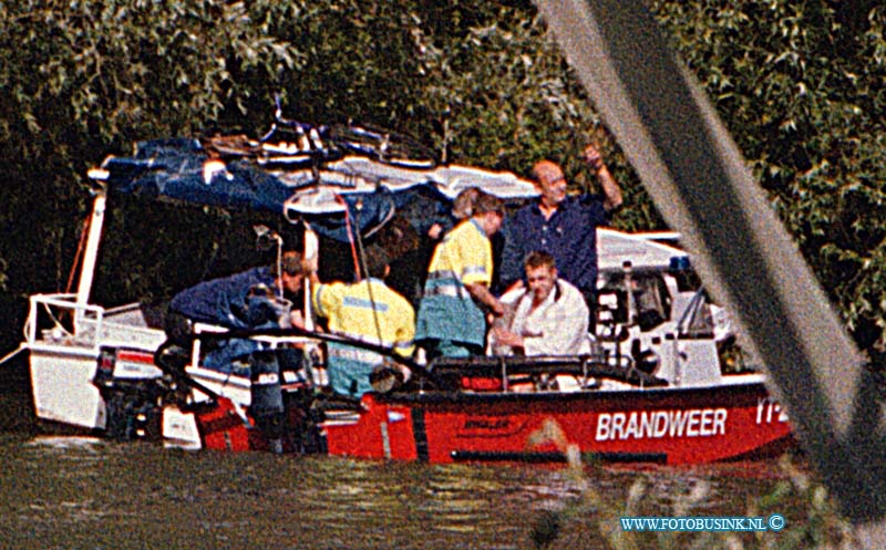99071505.jpg - DE DORDTENAAR :dordrecht : 15-07-1999door een brand op een bootje nabij recreatie de merwelandenword een gewonde man door de boot boston walen van de brandweer naar het zieken huis vervoerd Deze digitale foto blijft eigendom van FOTOPERSBURO BUSINK. Wij hanteren de voorwaarden van het N.V.F. en N.V.J. Gebruik van deze foto impliceert dat u bekend bent  en akkoord gaat met deze voorwaarden bij publicatie.EB/ETIENNE BUSINK