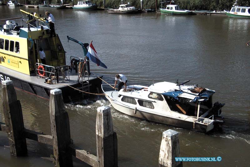 99071506.jpg - DE DORDTENAAR :dordrecht : 15-07-1999door een brand op een bootje nabij recreatie de merwelandenword een gewonde man door de boot boston walen van de brandweer naar het zieken huis vervoerd de zwaar beschadigde boot wordt door rijkswaterstaat mee gesleept naar de wantijhavenDeze digitale foto blijft eigendom van FOTOPERSBURO BUSINK. Wij hanteren de voorwaarden van het N.V.F. en N.V.J. Gebruik van deze foto impliceert dat u bekend bent  en akkoord gaat met deze voorwaarden bij publicatie.EB/ETIENNE BUSINK