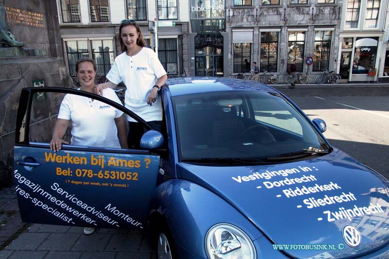 99071507.jpg - DE DORDTENAAR :Dordrecht:15-07-1999:De nieuwe beatle kever wordt door ammens aangepakt met twee mooie vrouwen om personeel aan te werven ze hebben een te kort aan goed personeel.vistraat dordrechtDeze digitale foto blijft eigendom van FOTOPERSBURO BUSINK. Wij hanteren de voorwaarden van het N.V.F. en N.V.J. Gebruik van deze foto impliceert dat u bekend bent  en akkoord gaat met deze voorwaarden bij publicatie.EB/ETIENNE BUSINK