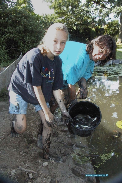 99071605.jpg - DE DORDTENAAR :Dordrecht:16-07-1999:bewonners uit de omgeving van de venuslaan in sterrenburg doen een poging om de vissen die droog zijn komen te staan door dat de gemeente de sloot achter de woningen leeg pompte om uit te baggeren.Deze digitale foto blijft eigendom van FOTOPERSBURO BUSINK. Wij hanteren de voorwaarden van het N.V.F. en N.V.J. Gebruik van deze foto impliceert dat u bekend bent  en akkoord gaat met deze voorwaarden bij publicatie.EB/ETIENNE BUSINK