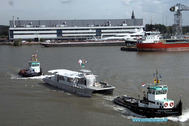 99071611.jpg - NETWERK/STADSVERVOER :Alblasserdam:16-07-1999:de twee waterbussen die van uit nieuwe lekkerland naar gorinchem verveord wordenDeze digitale foto blijft eigendom van FOTOPERSBURO BUSINK. Wij hanteren de voorwaarden van het N.V.F. en N.V.J. Gebruik van deze foto impliceert dat u bekend bent  en akkoord gaat met deze voorwaarden bij publicatie.EB/ETIENNE BUSINK