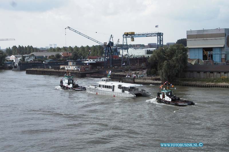 99071612.jpg - NETWERK/STADSVERVOER :Alblasserdam:16-07-1999:de twee waterbussen die van uit nieuwe lekkerland naar gorinchem verveord wordenDeze digitale foto blijft eigendom van FOTOPERSBURO BUSINK. Wij hanteren de voorwaarden van het N.V.F. en N.V.J. Gebruik van deze foto impliceert dat u bekend bent  en akkoord gaat met deze voorwaarden bij publicatie.EB/ETIENNE BUSINK