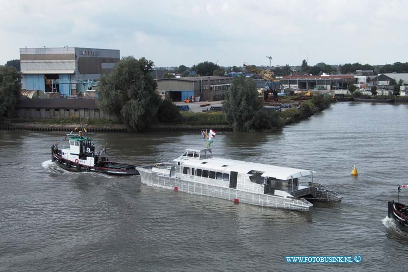 99071613.jpg - NETWERK/STADSVERVOER :Alblasserdam:16-07-1999:de twee waterbussen die van uit nieuwe lekkerland naar gorinchem verveord wordenDeze digitale foto blijft eigendom van FOTOPERSBURO BUSINK. Wij hanteren de voorwaarden van het N.V.F. en N.V.J. Gebruik van deze foto impliceert dat u bekend bent  en akkoord gaat met deze voorwaarden bij publicatie.EB/ETIENNE BUSINK