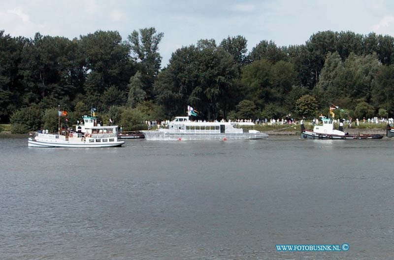 99071615.jpg - NETWERK/STADSVERVOER :Alblasserdam:16-07-1999:de twee waterbussen die van uit nieuwe lekkerland naar gorinchem verveord wordenDeze digitale foto blijft eigendom van FOTOPERSBURO BUSINK. Wij hanteren de voorwaarden van het N.V.F. en N.V.J. Gebruik van deze foto impliceert dat u bekend bent  en akkoord gaat met deze voorwaarden bij publicatie.EB/ETIENNE BUSINK