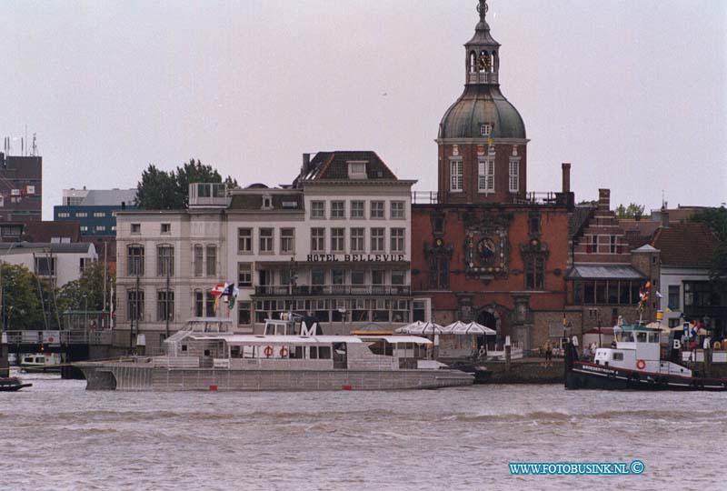 99071619.jpg - DE STEM VAN DORDT :DORDRECHT16-07-1999:de twee waterbussen die van uit nieuwe lekkerland naar gorinchem verveord wordenDeze digitale foto blijft eigendom van FOTOPERSBURO BUSINK. Wij hanteren de voorwaarden van het N.V.F. en N.V.J. Gebruik van deze foto impliceert dat u bekend bent  en akkoord gaat met deze voorwaarden bij publicatie.EB/ETIENNE BUSINK