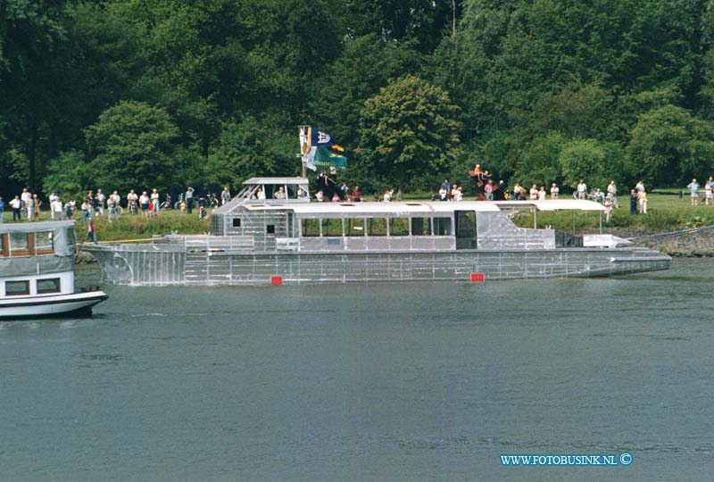 99071620.jpg - DE STEM VAN DORDT :DORDRECHT16-07-1999:de twee waterbussen die van uit nieuwe lekkerland naar gorinchem verveord wordenDeze digitale foto blijft eigendom van FOTOPERSBURO BUSINK. Wij hanteren de voorwaarden van het N.V.F. en N.V.J. Gebruik van deze foto impliceert dat u bekend bent  en akkoord gaat met deze voorwaarden bij publicatie.EB/ETIENNE BUSINK