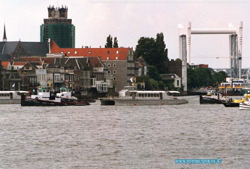 99071621.jpg - DE STEM VAN DORDT :DORDRECHT16-07-1999:de twee waterbussen die van uit nieuwe lekkerland naar gorinchem verveord wordenDeze digitale foto blijft eigendom van FOTOPERSBURO BUSINK. Wij hanteren de voorwaarden van het N.V.F. en N.V.J. Gebruik van deze foto impliceert dat u bekend bent  en akkoord gaat met deze voorwaarden bij publicatie.EB/ETIENNE BUSINK