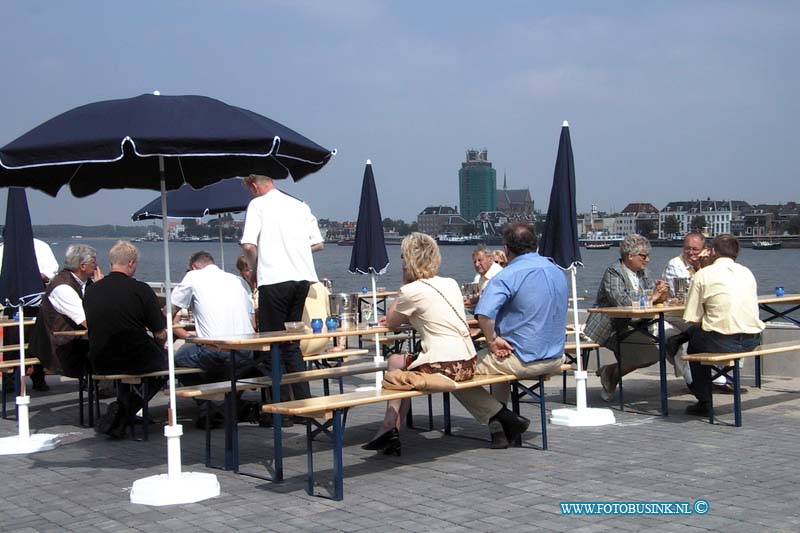 99071701.jpg - DE DORDTENAAR :Zwijndrecht:17-07-1999:nieuwe teras aan het water restaurant wqesterkade zwijkndrechtDeze digitale foto blijft eigendom van FOTOPERSBURO BUSINK. Wij hanteren de voorwaarden van het N.V.F. en N.V.J. Gebruik van deze foto impliceert dat u bekend bent  en akkoord gaat met deze voorwaarden bij publicatie.EB/ETIENNE BUSINK