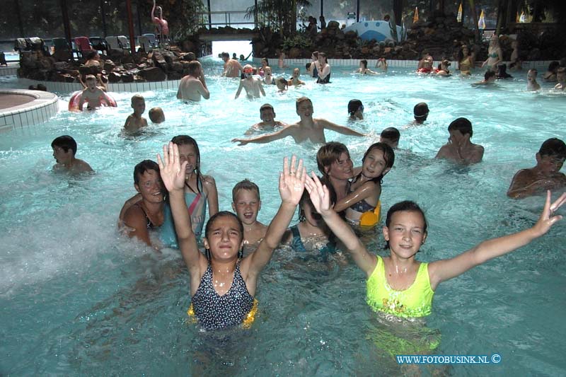 99071702.jpg - DE DORDTENAAR :Sliedrecht:17-07-1999:bosniese kinderen nemen afscheid in zwembad de lochhorst van hun pleegouders tijdens dag je recreatieDeze digitale foto blijft eigendom van FOTOPERSBURO BUSINK. Wij hanteren de voorwaarden van het N.V.F. en N.V.J. Gebruik van deze foto impliceert dat u bekend bent  en akkoord gaat met deze voorwaarden bij publicatie.EB/ETIENNE BUSINK