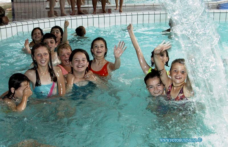 99071704.jpg - DE DORDTENAAR :Sliedrecht:17-07-1999:bosniese kinderen nemen afscheid in zwembad de lochhorst van hun pleegouders tijdens dag je recreatieDeze digitale foto blijft eigendom van FOTOPERSBURO BUSINK. Wij hanteren de voorwaarden van het N.V.F. en N.V.J. Gebruik van deze foto impliceert dat u bekend bent  en akkoord gaat met deze voorwaarden bij publicatie.EB/ETIENNE BUSINK