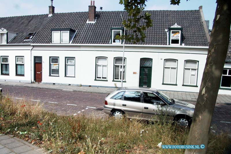 99071708.jpg - DEwijndrecht:kombinatie ZWIJNDRECHT :17-07-1999:huizen aan de rotterdamseweg zijn opgekocht door de wooning stichting nummers 53 en 55 zodat ze opgekanpt kunnen wordenDeze digitale foto blijft eigendom van FOTOPERSBURO BUSINK. Wij hanteren de voorwaarden van het N.V.F. en N.V.J. Gebruik van deze foto impliceert dat u bekend bent  en akkoord gaat met deze voorwaarden bij publicatie.EB/ETIENNE BUSINK