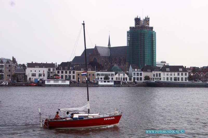 99071709.jpg - DE STEM VAN DORDT :Zwijndrecht:17-07-1999:de grote kerk in de steigers wegens restauratieDeze digitale foto blijft eigendom van FOTOPERSBURO BUSINK. Wij hanteren de voorwaarden van het N.V.F. en N.V.J. Gebruik van deze foto impliceert dat u bekend bent  en akkoord gaat met deze voorwaarden bij publicatie.EB/ETIENNE BUSINK