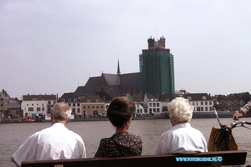 99071710.jpg - DE STEM VAN DORDT :Zwijndrecht:17-07-1999:de grote kerk in de steigers wegens restauratieDeze digitale foto blijft eigendom van FOTOPERSBURO BUSINK. Wij hanteren de voorwaarden van het N.V.F. en N.V.J. Gebruik van deze foto impliceert dat u bekend bent  en akkoord gaat met deze voorwaarden bij publicatie.EB/ETIENNE BUSINK