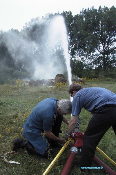 99071805.jpg - DE STEM VAN DORDT  :Dordrecht:18-07-1999:hooibalen in brand in de haringvliestraat t/h nr 313 later zijn ze naar de 2e merwedehaven gebracht on daar vervolgens uit elkaar gehaald te worden en door de branweer geblust te worden.Deze digitale foto blijft eigendom van FOTOPERSBURO BUSINK. Wij hanteren de voorwaarden van het N.V.F. en N.V.J. Gebruik van deze foto impliceert dat u bekend bent  en akkoord gaat met deze voorwaarden bij publicatie.EB/ETIENNE BUSINK