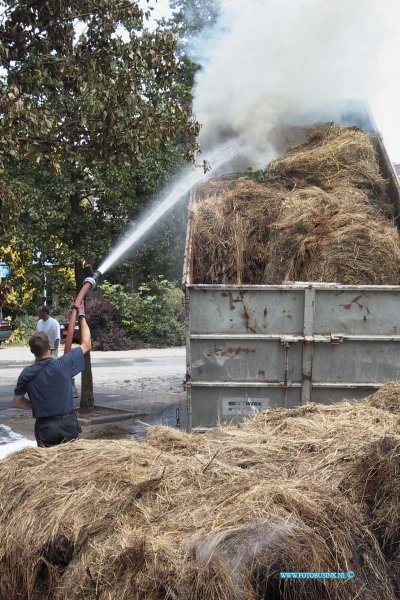 99071806.jpg - DE DORDTENAAR :Dordrecht:18-07-1999:hooibalen in brand in de haringvliestraat t/h nr 313 later zijn ze naar de 2e merwedehaven gebracht on daar vervolgens uit elkaar gehaald te worden en door de branweer geblust te worden.Deze digitale foto blijft eigendom van FOTOPERSBURO BUSINK. Wij hanteren de voorwaarden van het N.V.F. en N.V.J. Gebruik van deze foto impliceert dat u bekend bent  en akkoord gaat met deze voorwaarden bij publicatie.EB/ETIENNE BUSINK