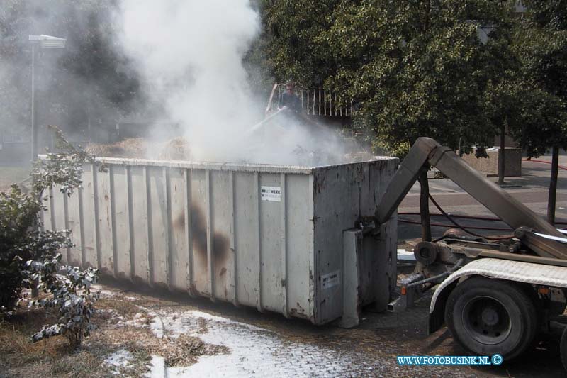 99071807.jpg - LOCOM :Dordrecht:18-07-1999:hooibalen in brand in de haringvliestraat t/h nr 313 later zijn ze naar de 2e merwedehaven gebracht on daar vervolgens uit elkaar gehaald te worden en door de branweer geblust te worden.Deze digitale foto blijft eigendom van FOTOPERSBURO BUSINK. Wij hanteren de voorwaarden van het N.V.F. en N.V.J. Gebruik van deze foto impliceert dat u bekend bent  en akkoord gaat met deze voorwaarden bij publicatie.EB/ETIENNE BUSINK