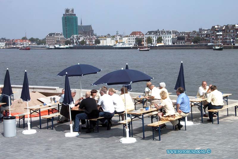 99071814.jpg - DE DORDTENAAR :Zwijndrecht:17-07-1999:nieuwe teras aan het water restaurant wqesterkade zwijkndrechtDeze digitale foto blijft eigendom van FOTOPERSBURO BUSINK. Wij hanteren de voorwaarden van het N.V.F. en N.V.J. Gebruik van deze foto impliceert dat u bekend bent  en akkoord gaat met deze voorwaarden bij publicatie.EB/ETIENNE BUSINK