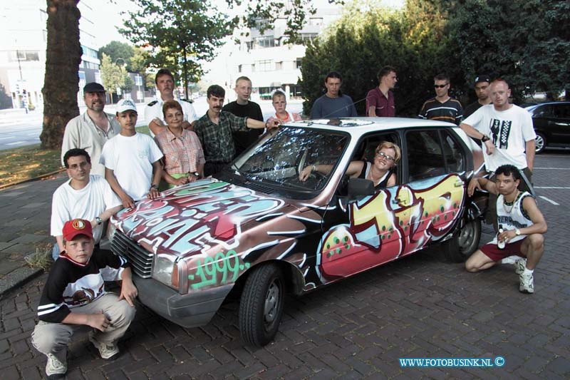 99071816.jpg - DE STEM VAN DORDT:Dordrecht:18-07-1999:jongeren jip projekt tegen verveling oin de vakantie singel 272 dordrechtDeze digitale foto blijft eigendom van FOTOPERSBURO BUSINK. Wij hanteren de voorwaarden van het N.V.F. en N.V.J. Gebruik van deze foto impliceert dat u bekend bent  en akkoord gaat met deze voorwaarden bij publicatie.EB/ETIENNE BUSINK