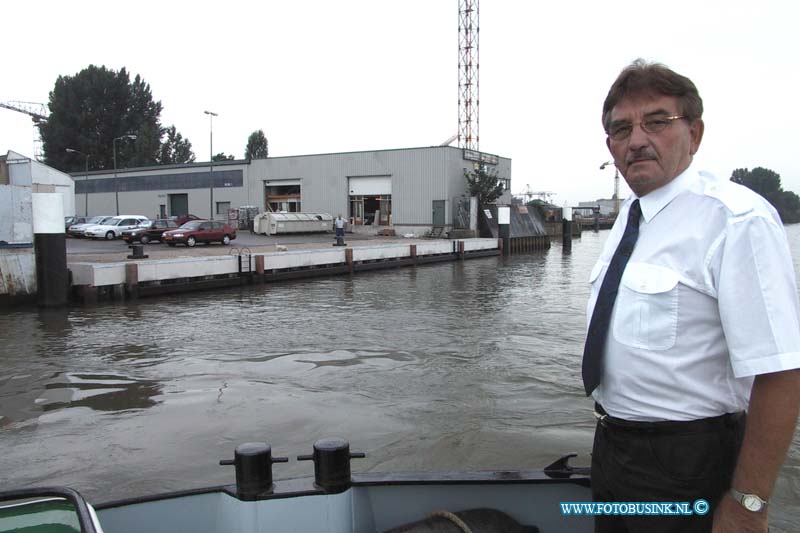 99071906.jpg - DE DORDTENAAR :Dordrecht:19-07-1999:nieuwe kade aan de papendrechtse straat in dordrecht voor cshippers die boodschapen willen doen bij super de boer. Deze digitale foto blijft eigendom van FOTOPERSBURO BUSINK. Wij hanteren de voorwaarden van het N.V.F. en N.V.J. Gebruik van deze foto impliceert dat u bekend bent  en akkoord gaat met deze voorwaarden bij publicatie.EB/ETIENNE BUSINK