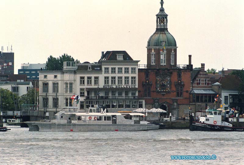 99071913.jpg - DE STEM VAN DORDT :DORDRECHT16-07-1999:de twee waterbussen die van uit nieuwe lekkerland naar gorinchem verveord wordenDeze digitale foto blijft eigendom van FOTOPERSBURO BUSINK. Wij hanteren de voorwaarden van het N.V.F. en N.V.J. Gebruik van deze foto impliceert dat u bekend bent  en akkoord gaat met deze voorwaarden bij publicatie.EB/ETIENNE BUSINK