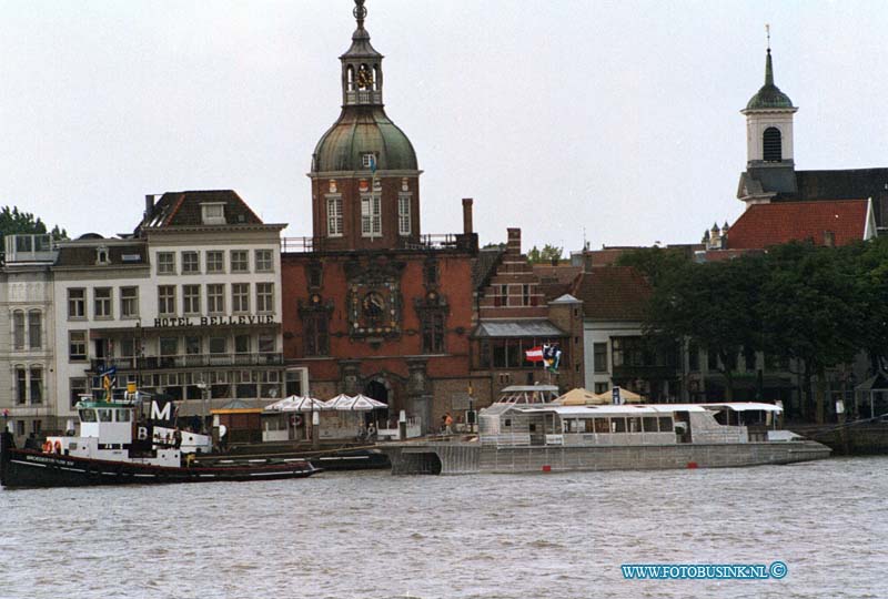 99071914.jpg - DE STEM VAN DORDT :DORDRECHT16-07-1999:de twee waterbussen die van uit nieuwe lekkerland naar gorinchem verveord wordenDeze digitale foto blijft eigendom van FOTOPERSBURO BUSINK. Wij hanteren de voorwaarden van het N.V.F. en N.V.J. Gebruik van deze foto impliceert dat u bekend bent  en akkoord gaat met deze voorwaarden bij publicatie.EB/ETIENNE BUSINK