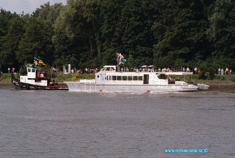 99071916.jpg - DE STEM VAN DORDT :DORDRECHT16-07-1999:de twee waterbussen die van uit nieuwe lekkerland naar gorinchem verveord wordenDeze digitale foto blijft eigendom van FOTOPERSBURO BUSINK. Wij hanteren de voorwaarden van het N.V.F. en N.V.J. Gebruik van deze foto impliceert dat u bekend bent  en akkoord gaat met deze voorwaarden bij publicatie.EB/ETIENNE BUSINK