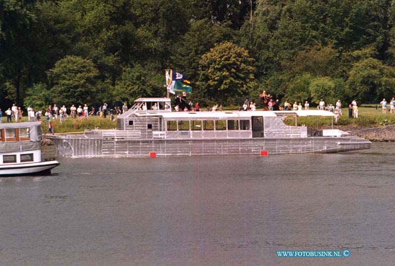 99071917.jpg - DE STEM VAN DORDT :DORDRECHT16-07-1999:de twee waterbussen die van uit nieuwe lekkerland naar gorinchem verveord wordenDeze digitale foto blijft eigendom van FOTOPERSBURO BUSINK. Wij hanteren de voorwaarden van het N.V.F. en N.V.J. Gebruik van deze foto impliceert dat u bekend bent  en akkoord gaat met deze voorwaarden bij publicatie.EB/ETIENNE BUSINK