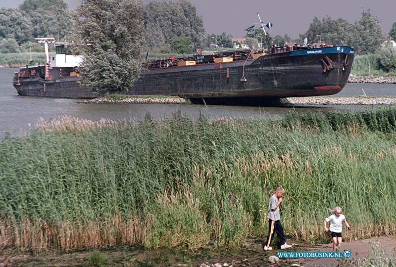 99072001.jpg - WFA :Langerak:20-07-1999:schipper vaart met tanker op krip de tanker was geladen met een zeer exsplosief en brandbare vloeistof die voor benzine wordt gebruikt de duitse schipper en diens bootman konden ongeschonden het schip verlaten er zijn drie bedrijven gelijk na het ongeval ontruimt en er is een crisis centrum in het gemeentehuis van liesveld opgericht mogelijk wordt later op de avond de wijk achter de dijk ontruimt in verband met het eb worden van de rivier het schip zou mogelijk kunnen brekenDeze digitale foto blijft eigendom van FOTOPERSBURO BUSINK. Wij hanteren de voorwaarden van het N.V.F. en N.V.J. Gebruik van deze foto impliceert dat u bekend bent  en akkoord gaat met deze voorwaarden bij publicatie.EB/ETIENNE BUSINK