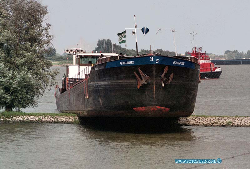 99072002.jpg - WFA :Langerak:20-07-1999:schipper vaart met tanker op krip de tanker was geladen met een zeer exsplosief en brandbare vloeistof die voor benzine wordt gebruikt de duitse schipper en diens bootman konden ongeschonden het schip verlaten er zijn drie bedrijven gelijk na het ongeval ontruimt en er is een crisis centrum in het gemeentehuis van liesveld opgericht mogelijk wordt later op de avond de wijk achter de dijk ontruimt in verband met het eb worden van de rivier het schip zou mogelijk kunnen brekenDeze digitale foto blijft eigendom van FOTOPERSBURO BUSINK. Wij hanteren de voorwaarden van het N.V.F. en N.V.J. Gebruik van deze foto impliceert dat u bekend bent  en akkoord gaat met deze voorwaarden bij publicatie.EB/ETIENNE BUSINK