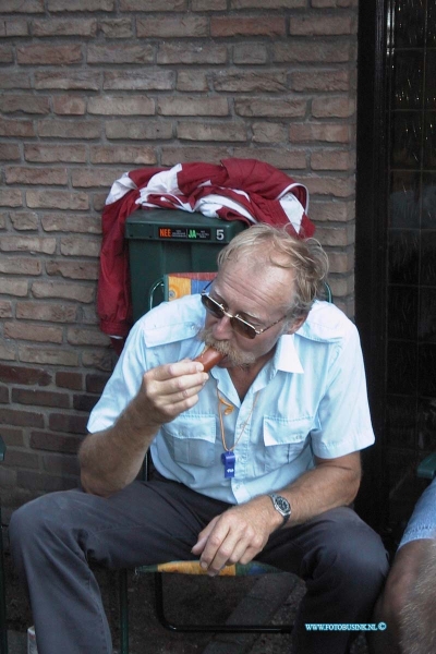 99072011.jpg - DE dordtenaar :20-07-1999: elstnijmeegse vierdaagse wandelaars uit dordrecht en regio te bij rustpunt dwvDeze digitale foto blijft eigendom van FOTOPERSBURO BUSINK. Wij hanteren de voorwaarden van het N.V.F. en N.V.J. Gebruik van deze foto impliceert dat u bekend bent  en akkoord gaat met deze voorwaarden bij publicatie.EB/ETIENNE BUSINK