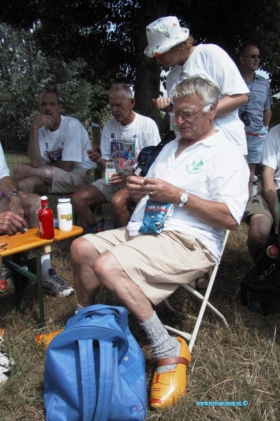 99072013.jpg - DE dordtenaar :20-07-1999: elstnijmeegse vierdaagse wandelaars uit dordrecht en regio te bij rustpunt dwvDeze digitale foto blijft eigendom van FOTOPERSBURO BUSINK. Wij hanteren de voorwaarden van het N.V.F. en N.V.J. Gebruik van deze foto impliceert dat u bekend bent  en akkoord gaat met deze voorwaarden bij publicatie.EB/ETIENNE BUSINK