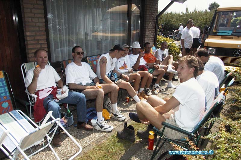 99072015.jpg - DE dordtenaar :20-07-1999: elstnijmeegse vierdaagse wandelaars uit dordrecht en regio te bij rustpunt dwvDeze digitale foto blijft eigendom van FOTOPERSBURO BUSINK. Wij hanteren de voorwaarden van het N.V.F. en N.V.J. Gebruik van deze foto impliceert dat u bekend bent  en akkoord gaat met deze voorwaarden bij publicatie.EB/ETIENNE BUSINK