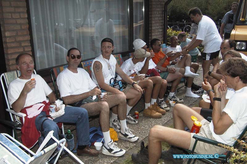 99072016.jpg - DE dordtenaar :20-07-1999: elstnijmeegse vierdaagse wandelaars uit dordrecht en regio te bij rustpunt dwvDeze digitale foto blijft eigendom van FOTOPERSBURO BUSINK. Wij hanteren de voorwaarden van het N.V.F. en N.V.J. Gebruik van deze foto impliceert dat u bekend bent  en akkoord gaat met deze voorwaarden bij publicatie.EB/ETIENNE BUSINK