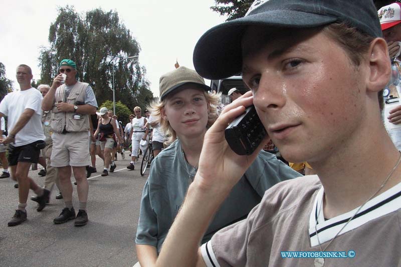 99072017.jpg - DE dordtenaar :20-07-1999: elstnijmeegse vierdaagse wandelaars uit dordrecht en regio te bij rustpunt dwvDeze digitale foto blijft eigendom van FOTOPERSBURO BUSINK. Wij hanteren de voorwaarden van het N.V.F. en N.V.J. Gebruik van deze foto impliceert dat u bekend bent  en akkoord gaat met deze voorwaarden bij publicatie.EB/ETIENNE BUSINK