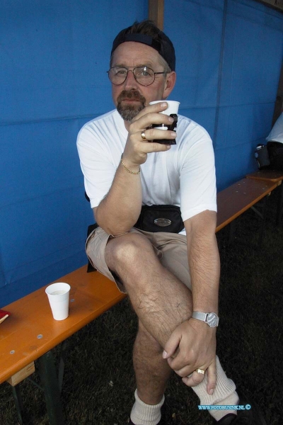 99072019.jpg - DE dordtenaar :20-07-1999: elstnijmeegse vierdaagse wandelaars uit dordrecht en regio te bij rustpunt dwvDeze digitale foto blijft eigendom van FOTOPERSBURO BUSINK. Wij hanteren de voorwaarden van het N.V.F. en N.V.J. Gebruik van deze foto impliceert dat u bekend bent  en akkoord gaat met deze voorwaarden bij publicatie.EB/ETIENNE BUSINK