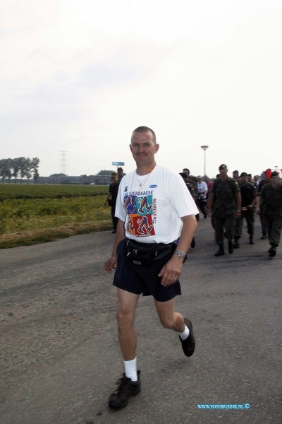 99072020.jpg - DE dordtenaar :20-07-1999: elstnijmeegse vierdaagse wandelaars uit dordrecht en regio te bij rustpunt dwvDeze digitale foto blijft eigendom van FOTOPERSBURO BUSINK. Wij hanteren de voorwaarden van het N.V.F. en N.V.J. Gebruik van deze foto impliceert dat u bekend bent  en akkoord gaat met deze voorwaarden bij publicatie.EB/ETIENNE BUSINK