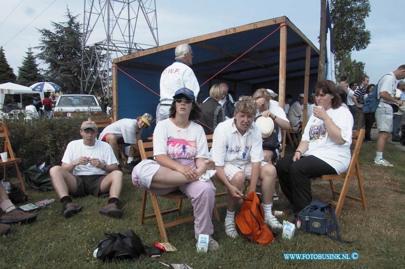 99072021.jpg - DE dordtenaar :20-07-1999: elstnijmeegse vierdaagse wandelaars uit dordrecht en regio te bij rustpunt dwvDeze digitale foto blijft eigendom van FOTOPERSBURO BUSINK. Wij hanteren de voorwaarden van het N.V.F. en N.V.J. Gebruik van deze foto impliceert dat u bekend bent  en akkoord gaat met deze voorwaarden bij publicatie.EB/ETIENNE BUSINK