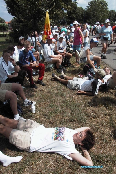 99072022.jpg - DE dordtenaar :20-07-1999: elstnijmeegse vierdaagse wandelaars uit dordrecht en regio te bij rustpunt dwvDeze digitale foto blijft eigendom van FOTOPERSBURO BUSINK. Wij hanteren de voorwaarden van het N.V.F. en N.V.J. Gebruik van deze foto impliceert dat u bekend bent  en akkoord gaat met deze voorwaarden bij publicatie.EB/ETIENNE BUSINK