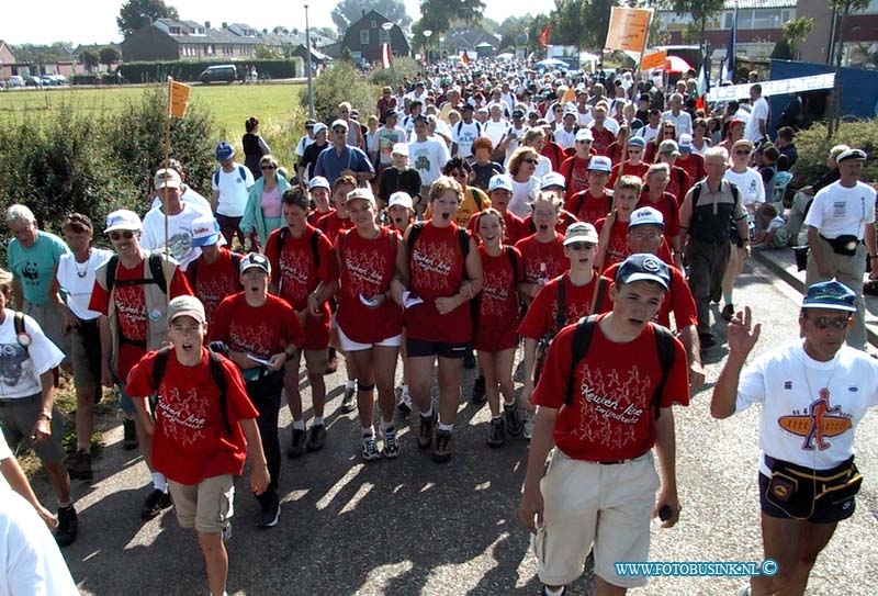 99072023.jpg - DE dordtenaar :20-07-1999: elstnijmeegse vierdaagse wandelaars uit dordrecht en regio te bij rustpunt dwvDeze digitale foto blijft eigendom van FOTOPERSBURO BUSINK. Wij hanteren de voorwaarden van het N.V.F. en N.V.J. Gebruik van deze foto impliceert dat u bekend bent  en akkoord gaat met deze voorwaarden bij publicatie.EB/ETIENNE BUSINK