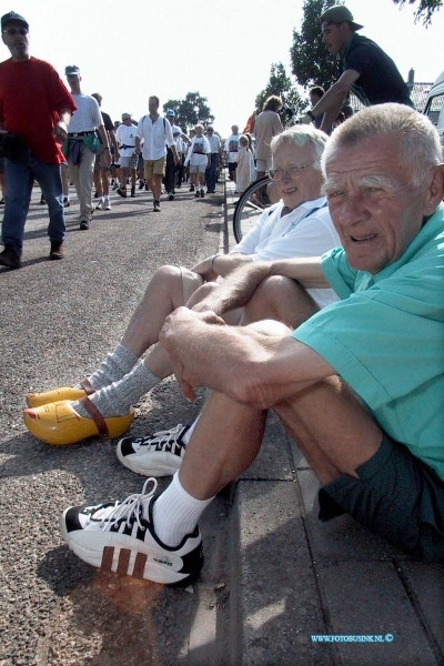 99072024.jpg - DE dordtenaar :20-07-1999: elstnijmeegse vierdaagse wandelaars uit dordrecht en regio te bij rustpunt dwvDeze digitale foto blijft eigendom van FOTOPERSBURO BUSINK. Wij hanteren de voorwaarden van het N.V.F. en N.V.J. Gebruik van deze foto impliceert dat u bekend bent  en akkoord gaat met deze voorwaarden bij publicatie.EB/ETIENNE BUSINK