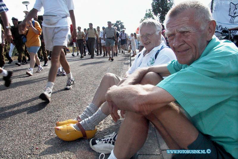 99072029.jpg - DE dordtenaar :20-07-1999: elstnijmeegse vierdaagse wandelaars uit dordrecht en regio te bij rustpunt dwvDeze digitale foto blijft eigendom van FOTOPERSBURO BUSINK. Wij hanteren de voorwaarden van het N.V.F. en N.V.J. Gebruik van deze foto impliceert dat u bekend bent  en akkoord gaat met deze voorwaarden bij publicatie.EB/ETIENNE BUSINK