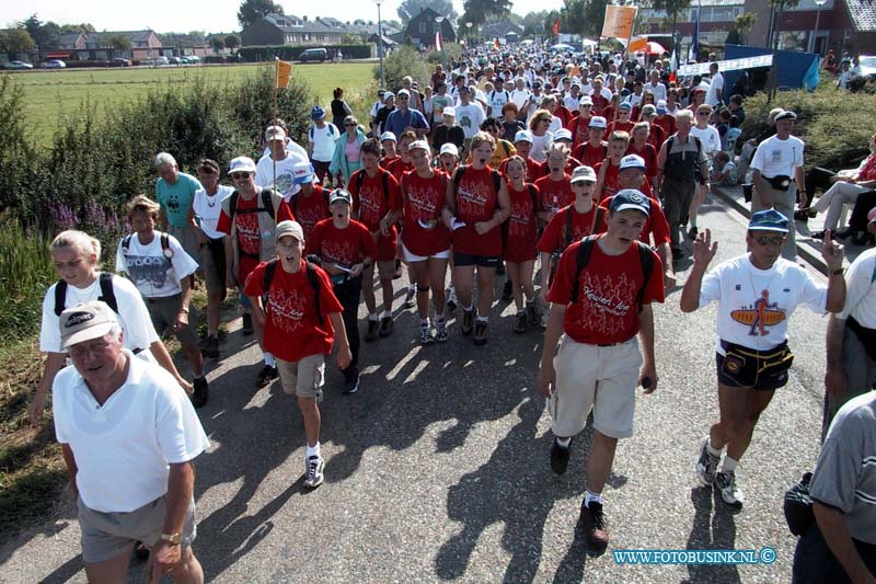 99072032.jpg - DE dordtenaar :20-07-1999: elstnijmeegse vierdaagse wandelaars uit dordrecht en regio te bij rustpunt dwvDeze digitale foto blijft eigendom van FOTOPERSBURO BUSINK. Wij hanteren de voorwaarden van het N.V.F. en N.V.J. Gebruik van deze foto impliceert dat u bekend bent  en akkoord gaat met deze voorwaarden bij publicatie.EB/ETIENNE BUSINK