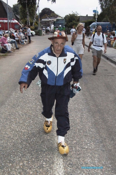 99072033.jpg - DE dordtenaar :20-07-1999: elstnijmeegse vierdaagse wandelaars uit dordrecht en regio te bij rustpunt dwvDeze digitale foto blijft eigendom van FOTOPERSBURO BUSINK. Wij hanteren de voorwaarden van het N.V.F. en N.V.J. Gebruik van deze foto impliceert dat u bekend bent  en akkoord gaat met deze voorwaarden bij publicatie.EB/ETIENNE BUSINK