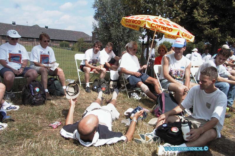 99072034.jpg - DE STEM VAN DORDT :20-07-1999: nijmegennijmeegse vierdaagse wandelaars uit dordrecht en regio te bij rustpunt dwvDeze digitale foto blijft eigendom van FOTOPERSBURO BUSINK. Wij hanteren de voorwaarden van het N.V.F. en N.V.J. Gebruik van deze foto impliceert dat u bekend bent  en akkoord gaat met deze voorwaarden bij publicatie.EB/ETIENNE BUSINK