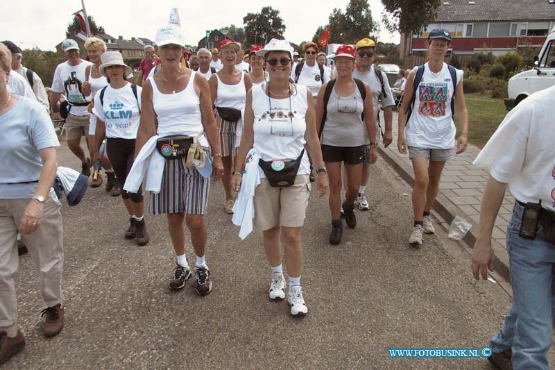 99072046.jpg - DE dordtenaar :20-07-1999: oosterhoutnijmeegse vierdaagse wandelaars uit dordrecht en regio te bij rustpunt dwvDeze digitale foto blijft eigendom van FOTOPERSBURO BUSINK. Wij hanteren de voorwaarden van het N.V.F. en N.V.J. Gebruik van deze foto impliceert dat u bekend bent  en akkoord gaat met deze voorwaarden bij publicatie.EB/ETIENNE BUSINK