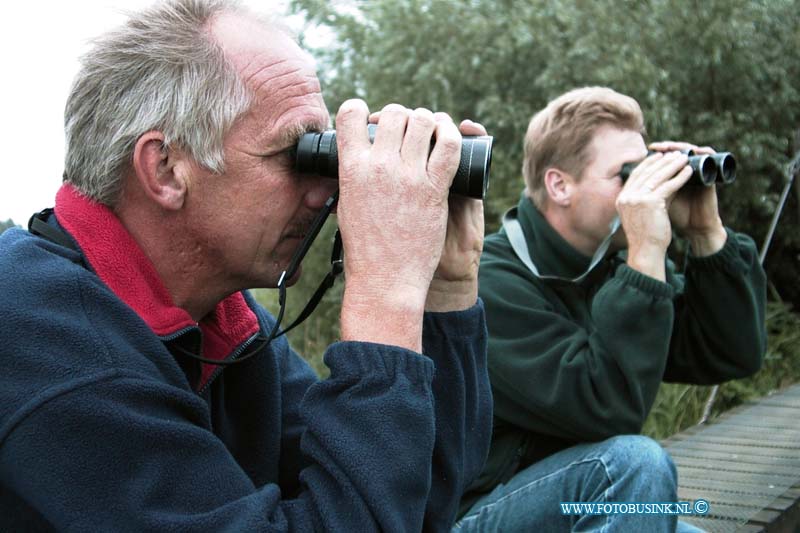 99072105.jpg - DE DORDTENAAR :Strijen:21-07-1999:Janus verkerk en mees meske hebben boek geschreven over vogels in de hoeksewaardDeze digitale foto blijft eigendom van FOTOPERSBURO BUSINK. Wij hanteren de voorwaarden van het N.V.F. en N.V.J. Gebruik van deze foto impliceert dat u bekend bent  en akkoord gaat met deze voorwaarden bij publicatie.EB/ETIENNE BUSINK