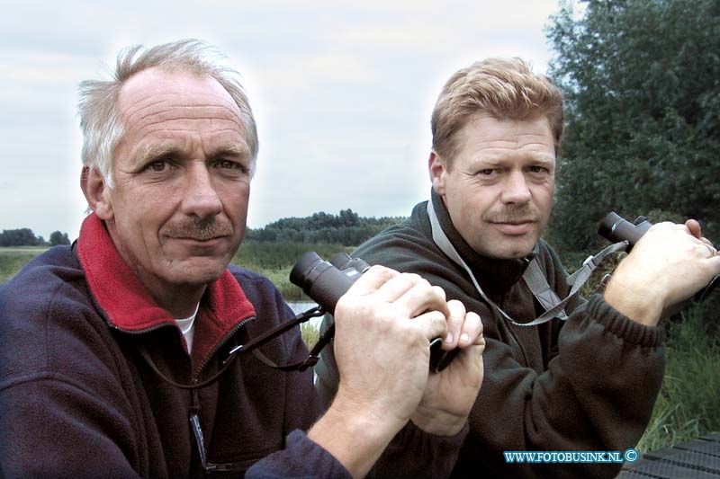 99072106.jpg - DE DORDTENAAR :Strijen:21-07-1999:Janus verkerk en mees meske hebben boek geschreven over vogels in de hoeksewaardDeze digitale foto blijft eigendom van FOTOPERSBURO BUSINK. Wij hanteren de voorwaarden van het N.V.F. en N.V.J. Gebruik van deze foto impliceert dat u bekend bent  en akkoord gaat met deze voorwaarden bij publicatie.EB/ETIENNE BUSINK