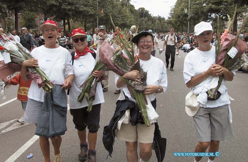 99072301.jpg - DE DORDTENAAR :Nijmegen:23-07-1999:de binnen komst van de laastedag van de nijmeegsevierdaagse van de dordtse lopersDeze digitale foto blijft eigendom van FOTOPERSBURO BUSINK. Wij hanteren de voorwaarden van het N.V.F. en N.V.J. Gebruik van deze foto impliceert dat u bekend bent  en akkoord gaat met deze voorwaarden bij publicatie.EB/ETIENNE BUSINK